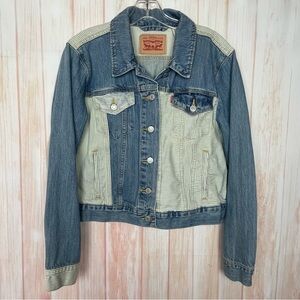 Vintage Y2K Levi's Women's Striped Blue and Cream Denim Jean Jacket (XL)